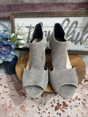 NWOT AEROSOLES Pebbled Open-Toe High Heel Booties in Light Gray